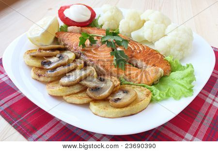 Gebratener Lachs mit Gemüse