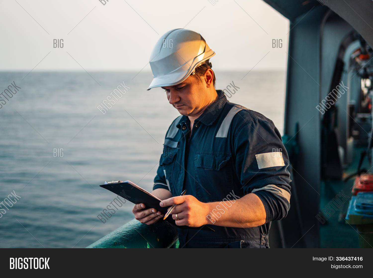 Ship officer. Ship officer. Сергей трифонов таллинн marine chief officer. Капитан морского судна. Chief officer ship.