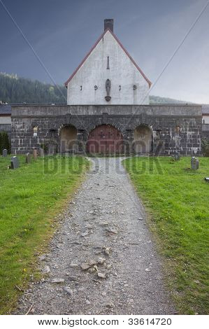 Camino a edificios en cementerio