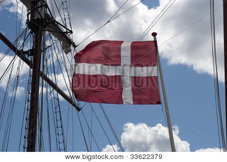 Sailship yakın Danimarka bayrağı