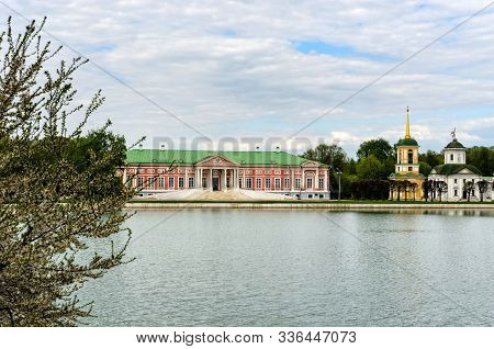 Moscow, Russia-may 11, 2015: Kuskovo Park, Pond And Kuskovo Palace. Kuskovo Was The Estate Of The Sh