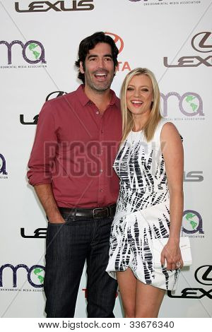 LOS ANGELES - okt 15: Carter Oosterhouse, Amy Smart ankommer 2011 Environmental Media Awards