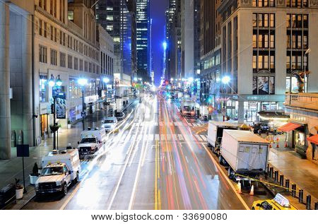 นิวยอร์ก - 15 may:42 ถนน 15 พฤษภาคม 2012 ใน New York, NY ผ่านถนน crosstown โด่ง 