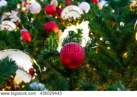 Decorated Tree Christmas Decor Ball Red And Gold And Garland