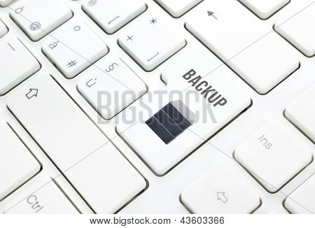 Záložní úložiště technologie koncept. Pevný Disk tlačítka nebo klávesy na klávesnici bílý