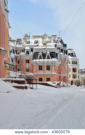 Multi-barevné budovy v Kyjevě přijatých na Podol v březnu 2013