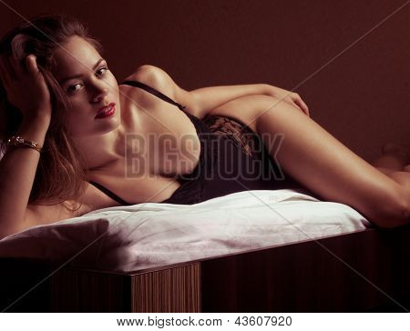 Piękna sexy dziewczyna brunetka w Bielizna damska