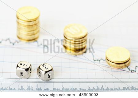 ลูกบาศก์ dices กับคำขายซื้อและเหรียญทองกอง Downtrend แผนภูมิทางการเงิน เลือก