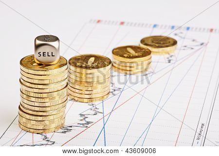 เหรียญกอง Downtrend และ Cube Dices กับขาย Word บนแผนภูมิทางการเงิน โฟกัสที่เลือก
