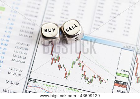 ลูกบาศก์ dices กับคำขายซื้อบนไดอะแกรมเงิน Downtrend โฟกัสที่เลือก
