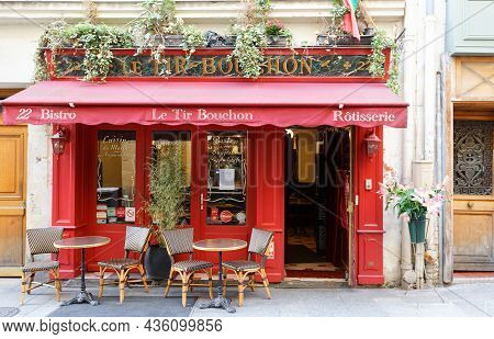 Paris, France-october 07, 2021 : Traditional French Restaurant Le Tir Bouchon Located In Montorgueil