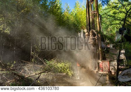 Drilling Rig While Drilling Engineering Prospecting Wells For Sand And Water. Dust When Drilling Wel