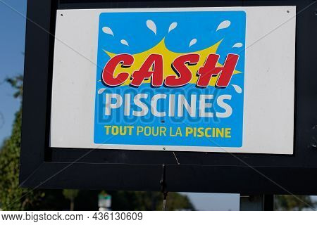 Bordeaux , Aquitaine  France - 10 10 2021 : Cash Piscines Logo Sign And Text Brand On Store Equipmen