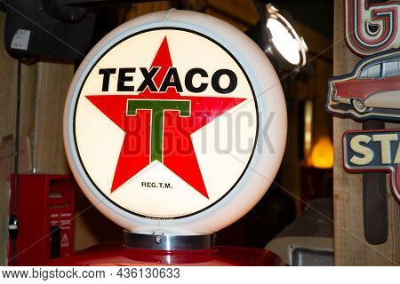 Bordeaux , Aquitaine  France - 10 10 2021 : Texaco Sign Logo And Brand Text Inc. Texas Company Ameri