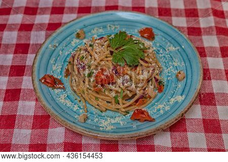 Spaghetti Allamatriciana Tomatto Bacon Parsley Blue Plate