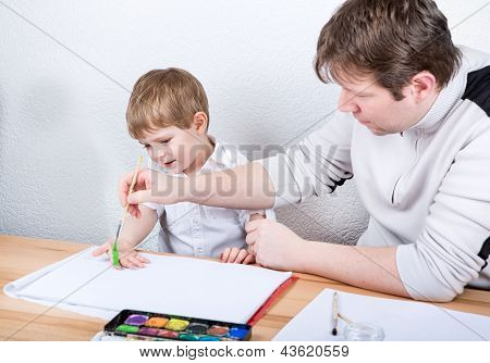 พ่อและเด็กชาย 3 ปีมีภาพวาดสนุก
