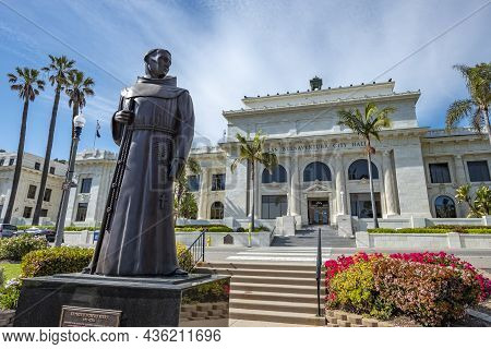 Ventura, Usa - April 24, 2019: Ventura City Hall Building With Father Junipero Serra Statue In Front