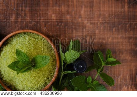 Salt With Peppermint Extrac.natural Cosmetics And Aromatherapy With Mint Extract, Peppermint Essenti