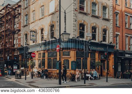 London, Uk - October 09, 2021: People At The Outdoor Tables Of The Champion Pub In Fitzrovia, Divers