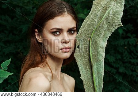 Pretty Woman Cosmetology Nature Green Leaves Glamor Cropped View
