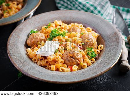 Italian Traditional Ditalini Pasta With Meatballs In Tomato Sauce And Vegetables In Bowl.  Ditalini 