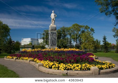 Sierżant Hugh Cairns pomnik statua