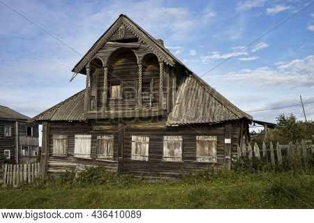 Unitsa Village, Kondopozhsky District Of Karelia, Zaonezhie, Russia - October 12, 2021, Abandoned Wo