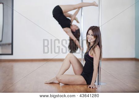 Arbejder i pole fitness klasse