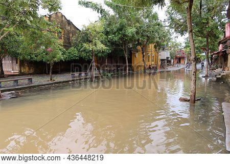 Hoi An, Vietnam, October 17, 2021: A Street Flooded By Heavy Rains That Overflow The Thu Bon River I