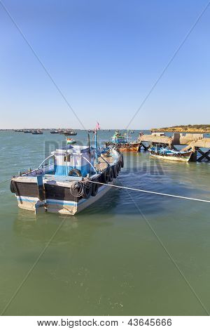 Båtar i skymningen i Dwarka Harbor