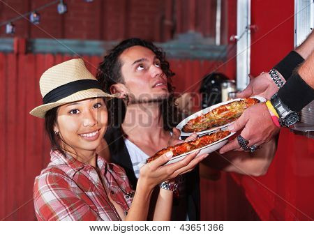 Roztomilá žena s objednávkou pizzy
