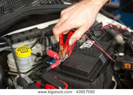 Kfz-Mechaniker, die Wechsel der Batterie