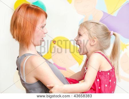 Kleines Mädchen schreien bei ihrer Mutter