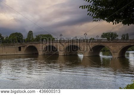 Editorial Worcester, Uk - August 11th, 2021: Worcester's Beautiful And Historic Bridge Spanning The 