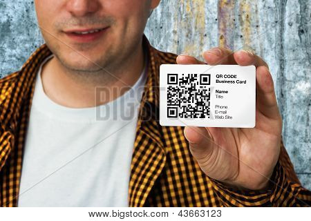 Bauarbeiter mit Qr-Code-Visitenkarten