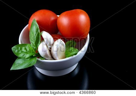 Tomaatti, basilika, valkosipuli