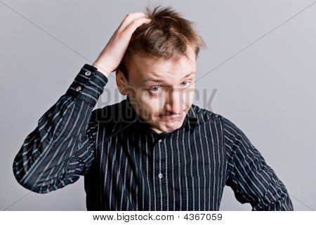 Uomo In confusione