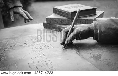 5th September 2021, Tomsk, Russia, Monument Of Mendeleev By Tgu, Part Of, Hand