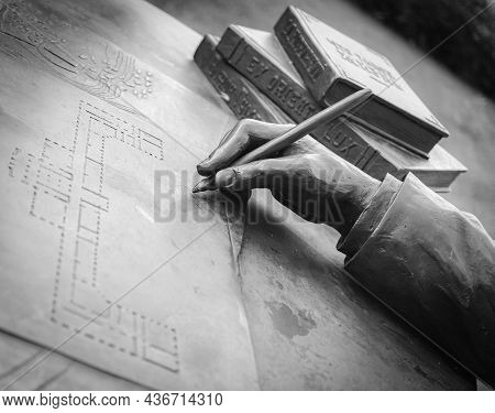 5th September 2021, Tomsk, Russia, Monument Of Mendeleev By Tgu, Part Of, Hand