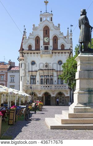 Rzeszow, Poland - August 26, 2020 : Main Market Square With 17th Century Town Hall And Monument To T