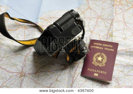 Una cámara, un mapa y un pasaporte