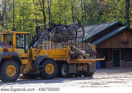 Manitowoc, Wi Usa - 10 19 2021:removing A Felled Tree In A City Park, Loading The Trunk With Heavy M
