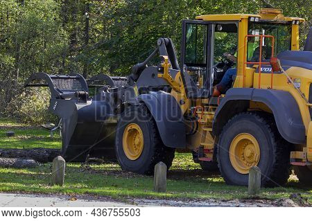 Manitowoc, Wi Usa - 10 19 2021:removing A Felled Tree In A City Park, Loading The Trunk With Heavy M