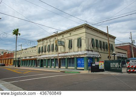 Tampa, Fl, Usa - Jan. 26, 2019: Larmon Furniture At 1340 E 7th Avenue At N Avenida Republica De Cuba