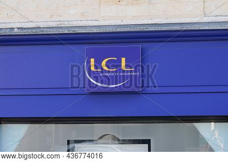 Bordeaux , Aquitaine  France - 10 15 2021 : Lcl Logo Sign Text French Bank Brand Signage