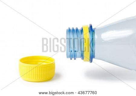 Leere Flasche Wasser ohne Abdeckung