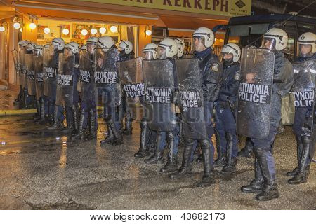 Polizia anti-sommossa greco blocca l'accesso a piazza centrale