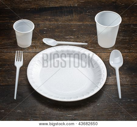 白い使い捨て食器