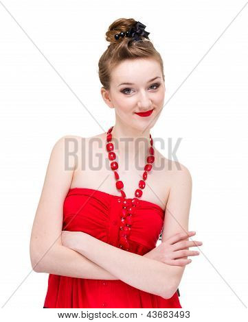 mujer joven con collar rojo