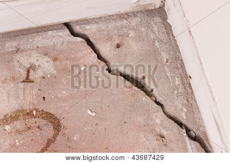 Crack v betonovém základu